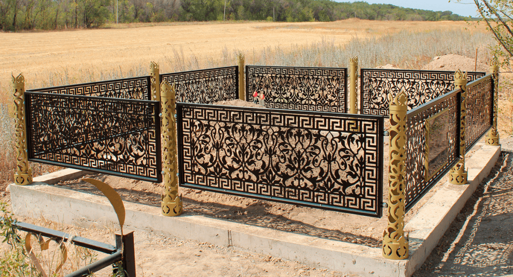 Ограды на кладбище